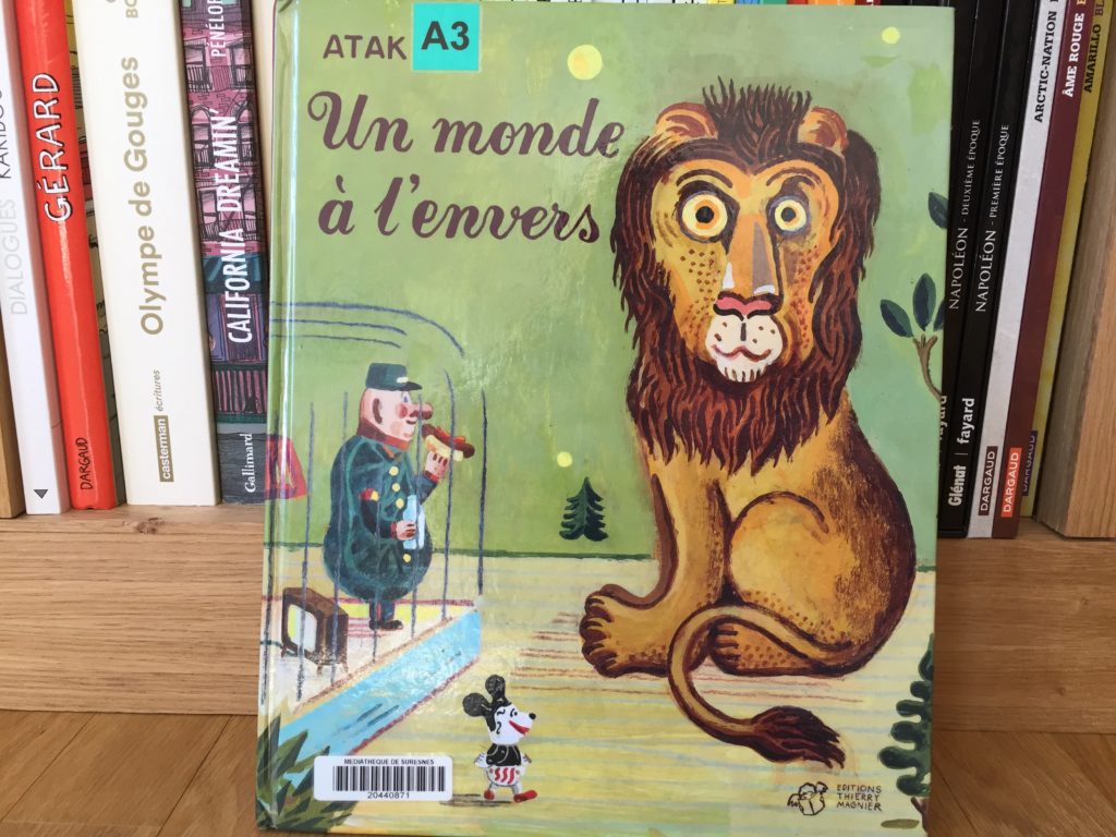 Un monde à l'envers d'Atak - Chapeau melon et livres en cuir